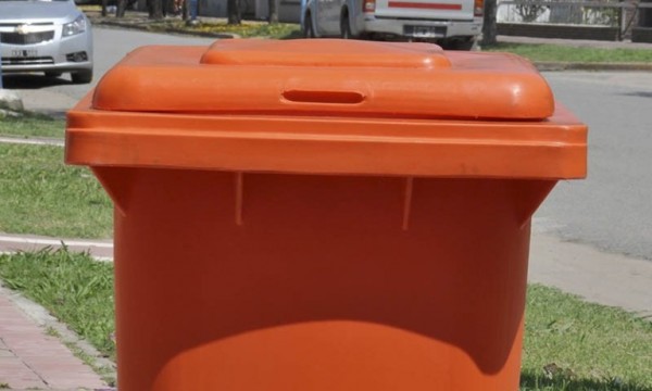 Cubo de basura con ruedas en plástico, volumen de 240 litros, amarillo